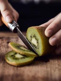 Cutting kiwi LR